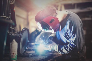 MIG mag kaynak makinesi kullanan adam