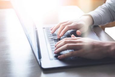 Dizüstü bilgisayarda yazarak adamın elleri 