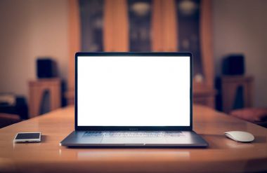Boş ekranlı dizüstü bilgisayar 