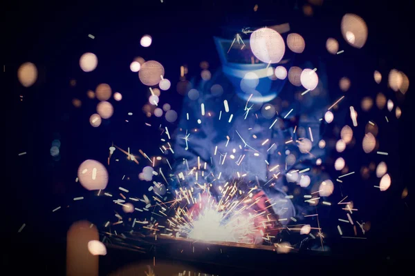 Man using mig mag welder — Stock Photo, Image