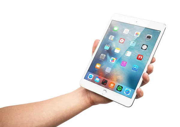 Man hand holding the iPad mini 3 — Stock Photo, Image