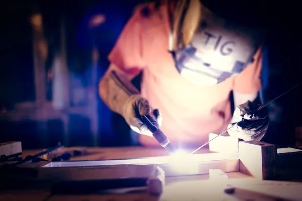 男人用米格 mag 焊接电源 — 图库照片