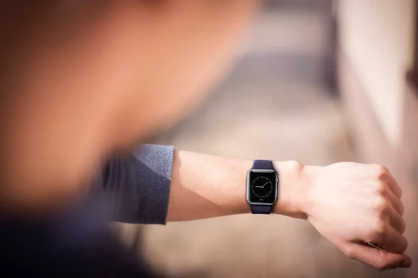 Az intelligens watch a képernyőn óra kéznél — Stock Fotó