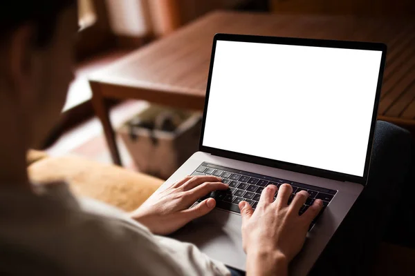 Człowiek w ręce pisania na laptopa — Zdjęcie stockowe