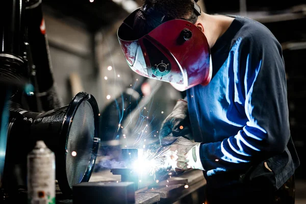 Man using mig mag welder — Stock Photo, Image