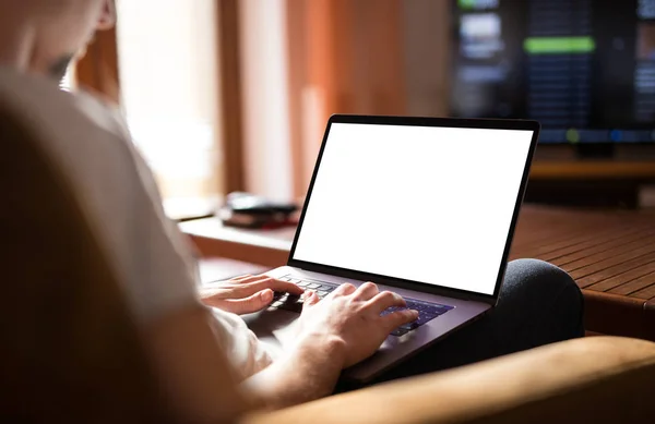 Mãos de homem digitando no laptop — Fotografia de Stock