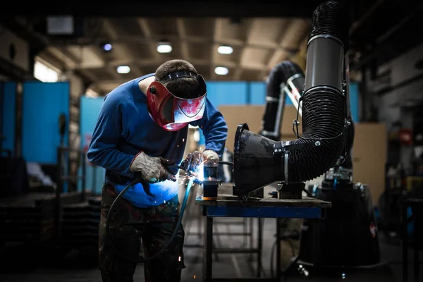 Man using mig mag welder — Stock Photo, Image