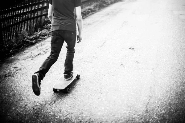 Skate na estrada de asfalto — Fotografia de Stock