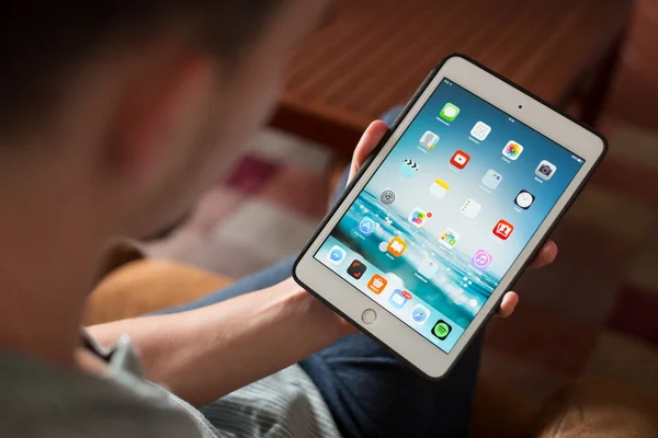 El hombre utiliza el iPad mini 3 —  Fotos de Stock