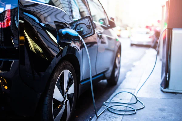 Moderne elektrische auto opladen — Stockfoto