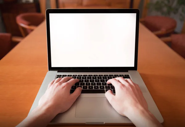 Man werkt op laptop — Stockfoto