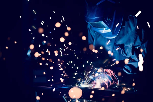 Man using mig mag welder — Stock Photo, Image