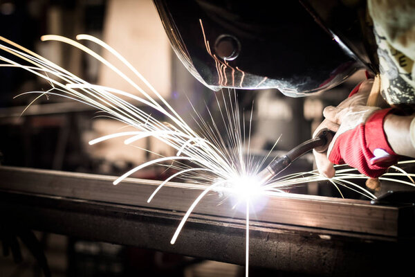 Man using mig mag welder
