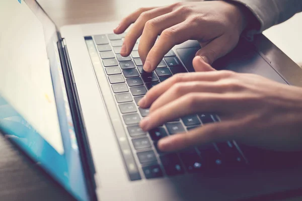Man's hands typing on laptop — Stock Photo, Image