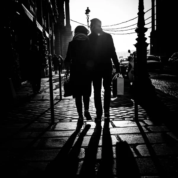 Пара прогулок по улице в Париже Стоковое Изображение