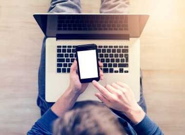 Dizüstü bilgisayarda çalışan adam