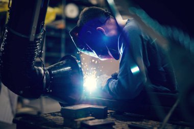 MIG mag kaynak makinesi kullanan adam