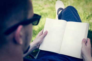 Adam Bahçe kitap okuma