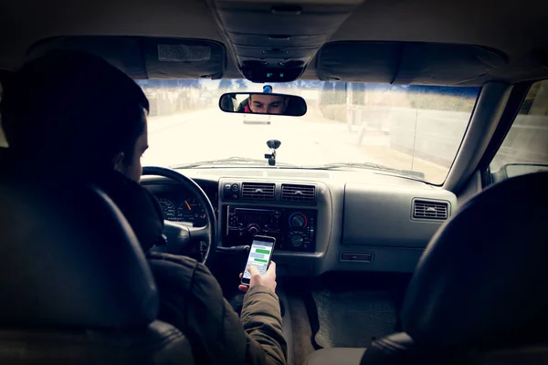 Homem mensagens de texto durante a condução — Fotografia de Stock