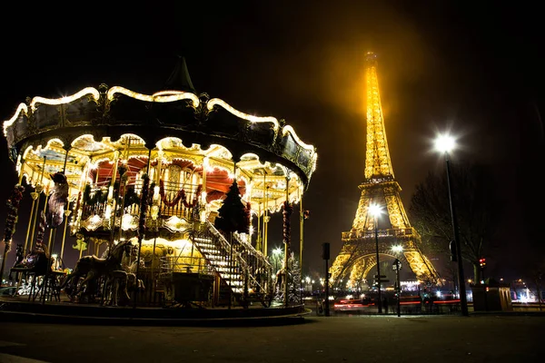 Illuminierter Eiffelturm — Stockfoto