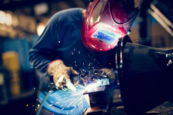 Hombre usando el soldador mig mag — Foto de Stock