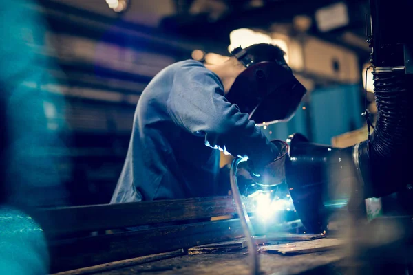 Man using mig mag welder — Stock Photo, Image