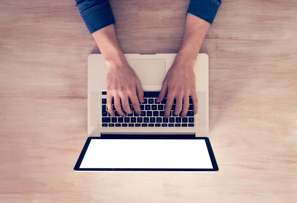 Homem trabalhando no laptop — Fotografia de Stock