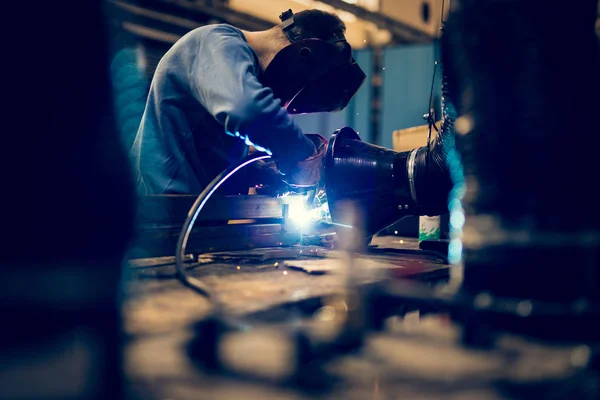 Man using mig mag welder — Stock Photo, Image