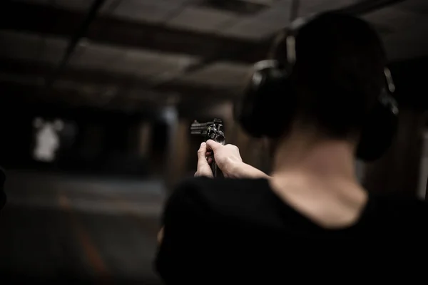 Hombre disparando en el campo de tiro interior —  Fotos de Stock