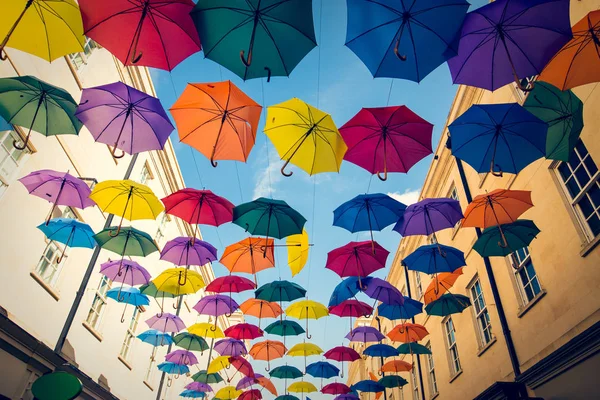 Parapluies suspendus entre les maisons — Photo