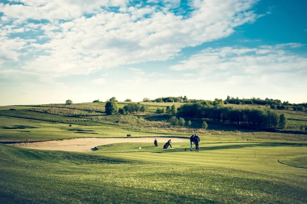 Mensen spelen golf — Stockfoto