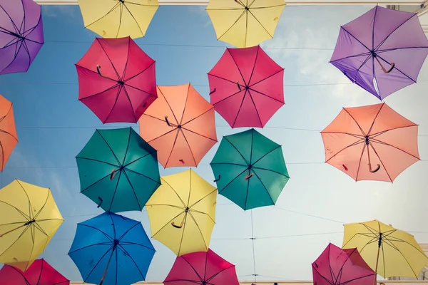 Evler arasında asılı şemsiye