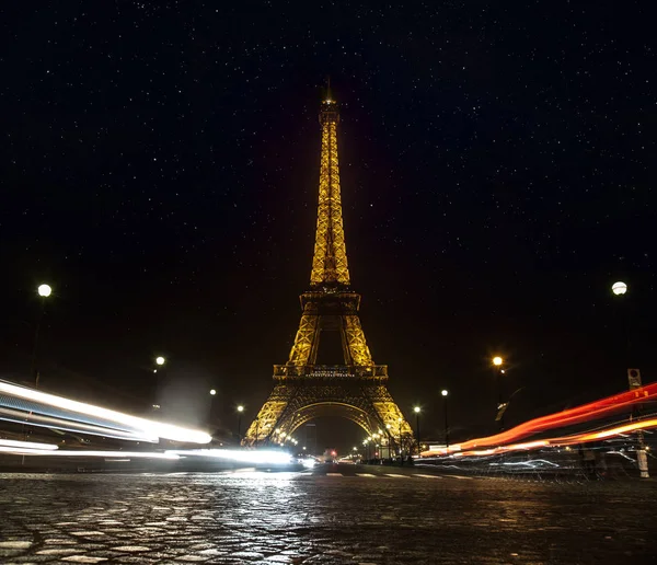 Torre eiffel iluminada — Fotografia de Stock