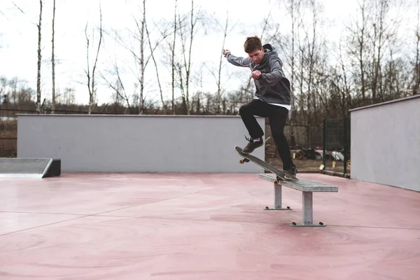 Skater skoki w skateparku — Zdjęcie stockowe