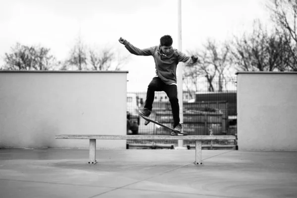 Skater skoki w skateparku — Zdjęcie stockowe