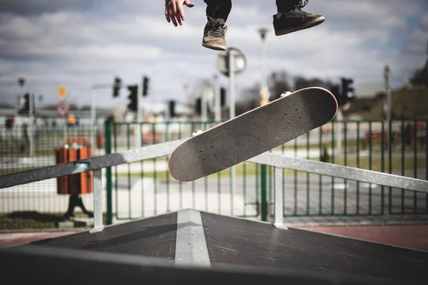 Skater robi kickflip podstęp — Zdjęcie stockowe