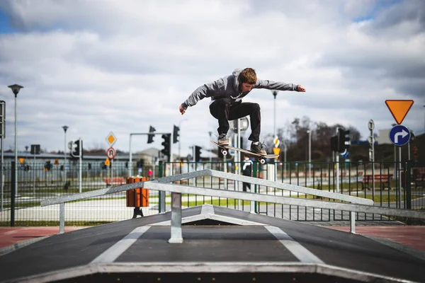 Skater przeskakując funbox — Zdjęcie stockowe