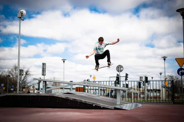 Skater przeskakując funbox — Zdjęcie stockowe