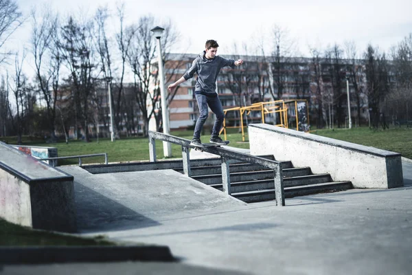 Skater beim Boardslide-Trick — Stockfoto