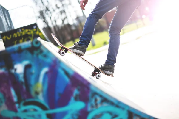 Skater boy jazda na rampie — Zdjęcie stockowe