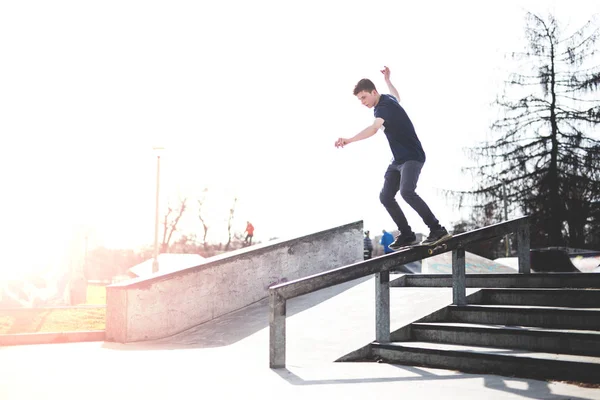 Skater robi boardslide trick — Zdjęcie stockowe