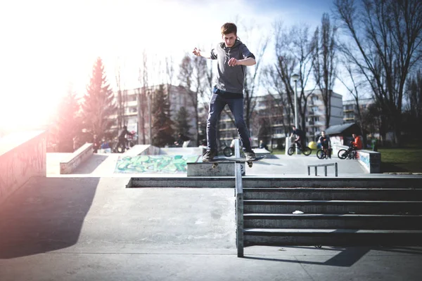 Skater robi boardslide trick — Zdjęcie stockowe