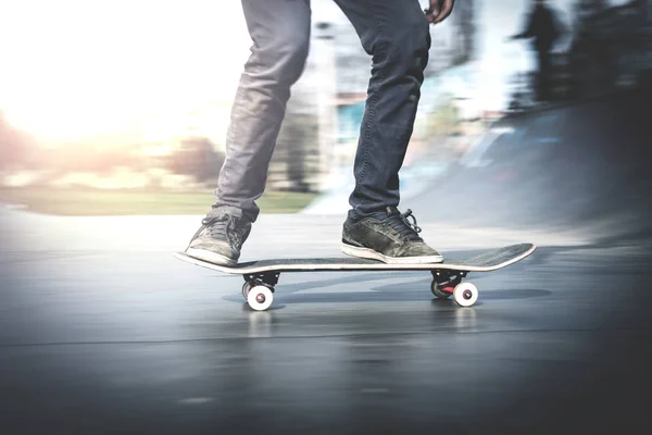 Skater Junge reitet auf der Rampe — Stockfoto