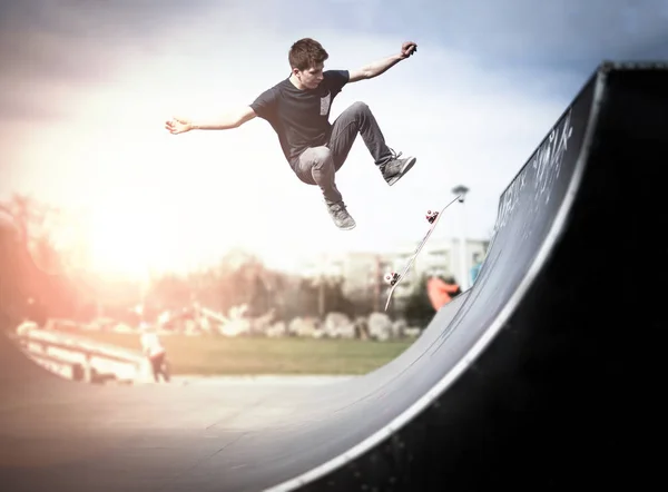 Skater macht Kickflip auf der Rampe — Stockfoto