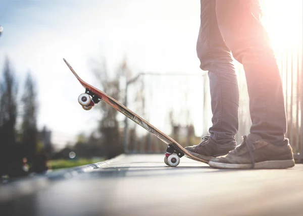 Skater-Junge steht auf der Rampe — Stockfoto