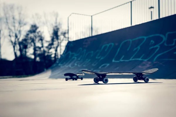 Skateboards auf leerer Rampe — Stockfoto