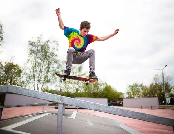 Skater mit Ollie-Trick — Stockfoto