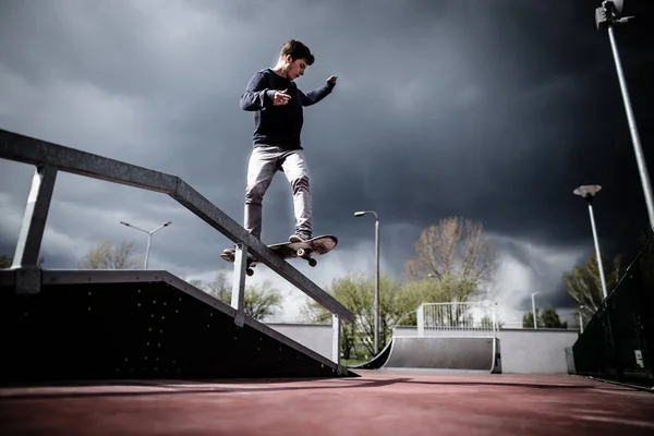 스케이팅 skatepark에서 레일 boardslide 트릭을 하 고 — 스톡 사진