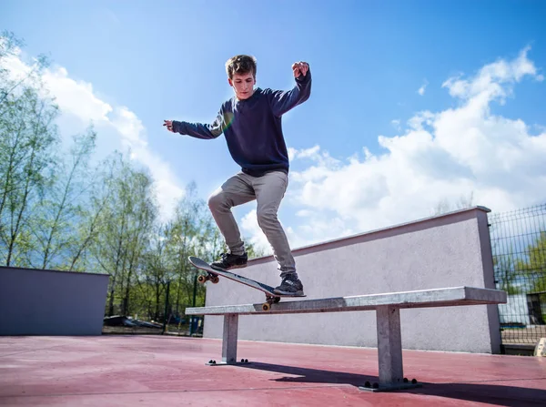 Skater robi croocked grind trick na ławce — Zdjęcie stockowe