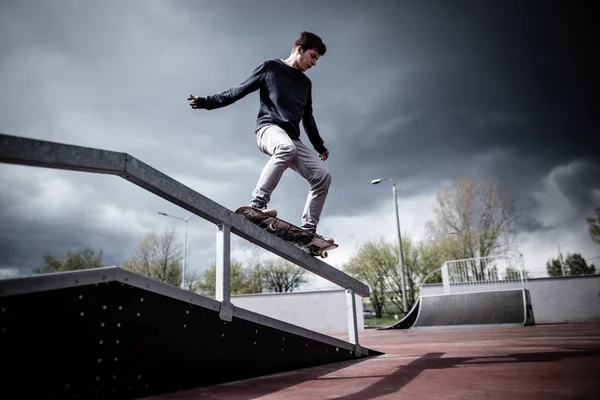 Skater macht 50-50-Trick auf Schiene im Skatepark — Stockfoto